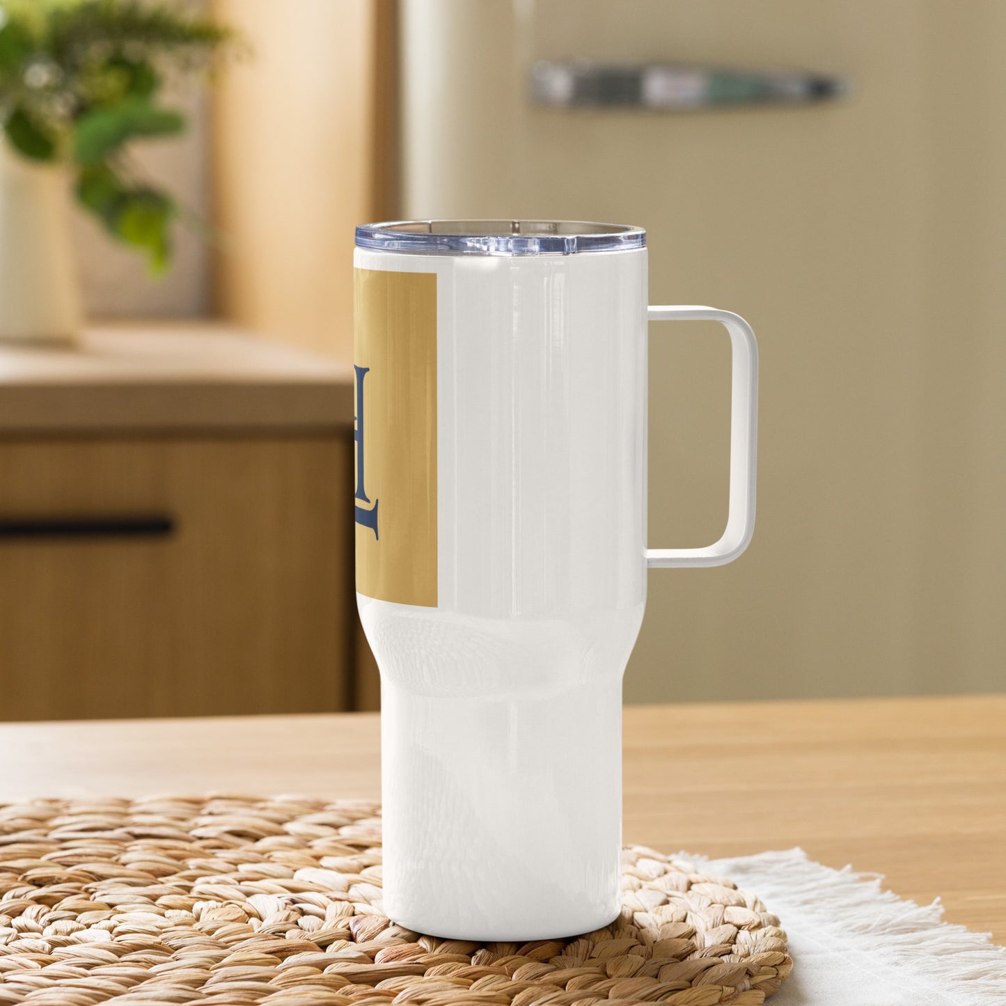 Travel mug with a handle