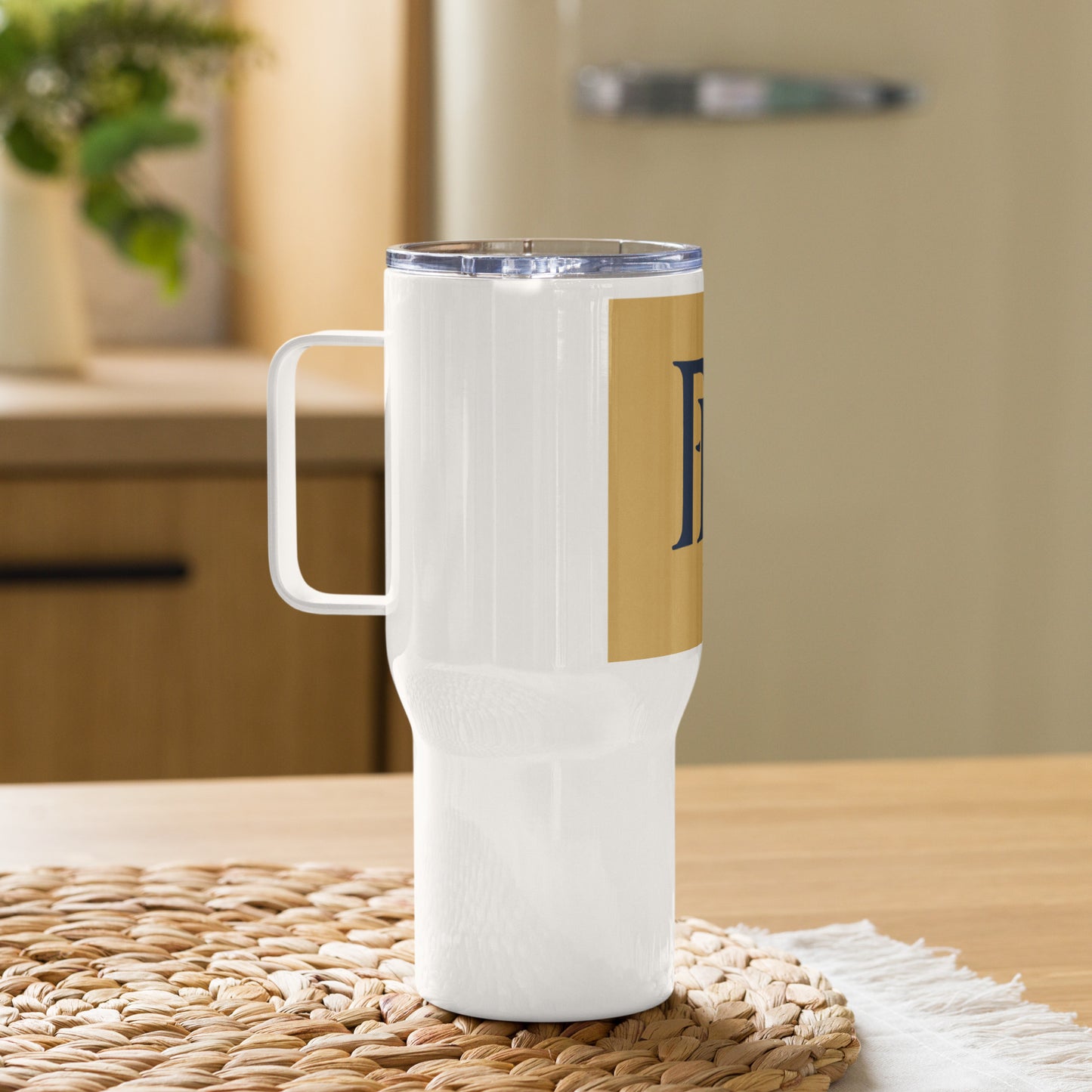 Travel mug with a handle